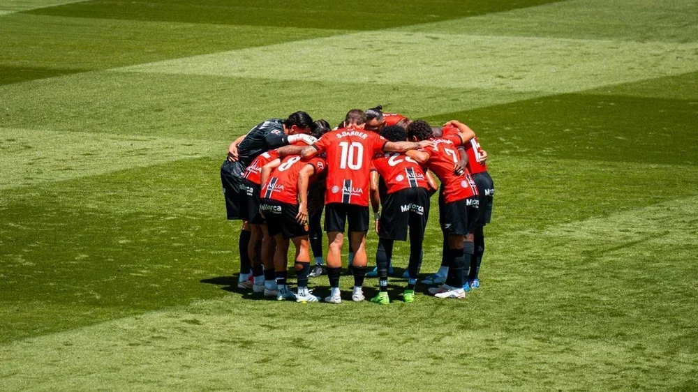 Los jugadores del Mallorca forman un corrillo antes del partido ante el Villarreal, en Son Moix.