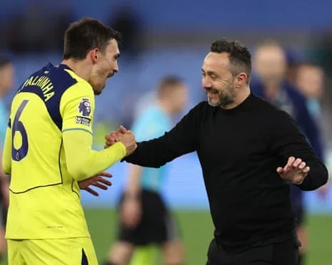 Tottenham manager Roberto De Zerbi and João Palhinha celebrate