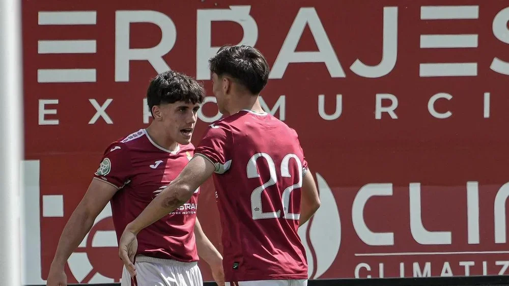 Raúl Martínez y Raúl Rubira celebran un gol.